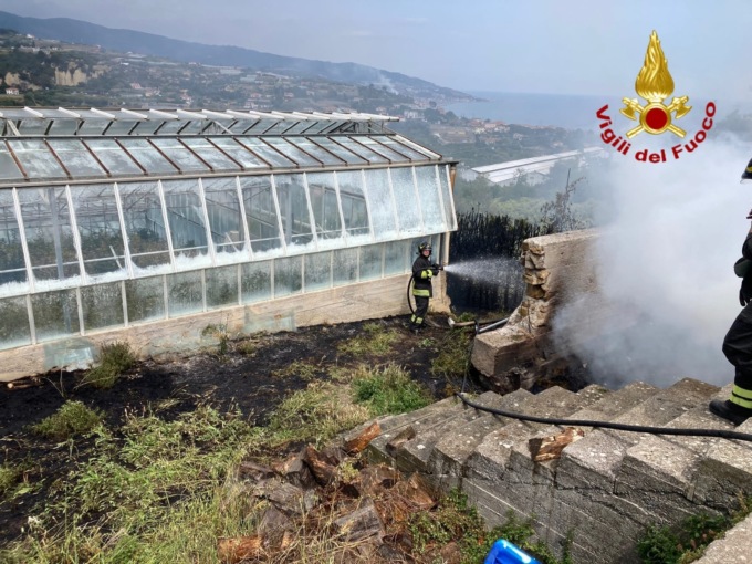 Incendio di sterpaglie sulle alture di Sanremo