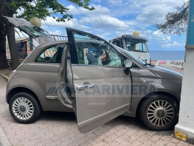 Auto si schianta contro il marciapiede e un muro a Bordighera