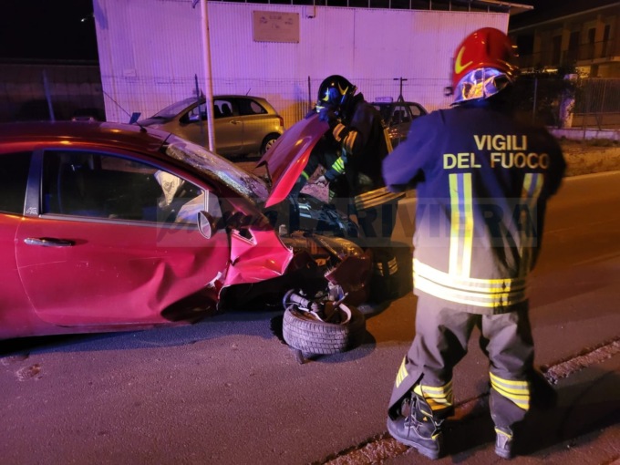 Giovane donna si schianta contro il muro e distrugge l’auto