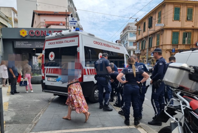 Panico a San Martino: in stato d’agitazione distrugge fioriera fuori dal Conad