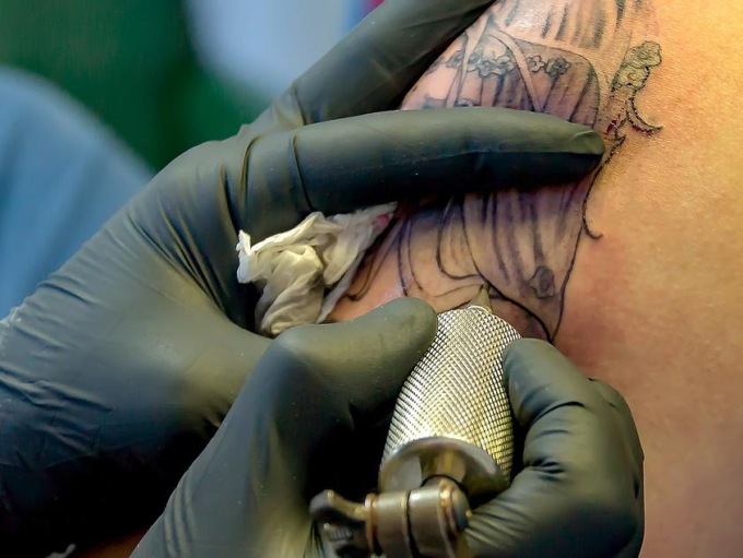 Tatuaggi senza appuntamento per beneficenza