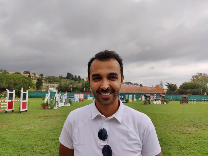 Uno sceicco tra i cavalieri al campo ippico