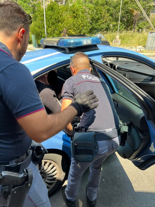 Danneggia un cancello, scappa dall’ambulanza e aggredisce poliziotti