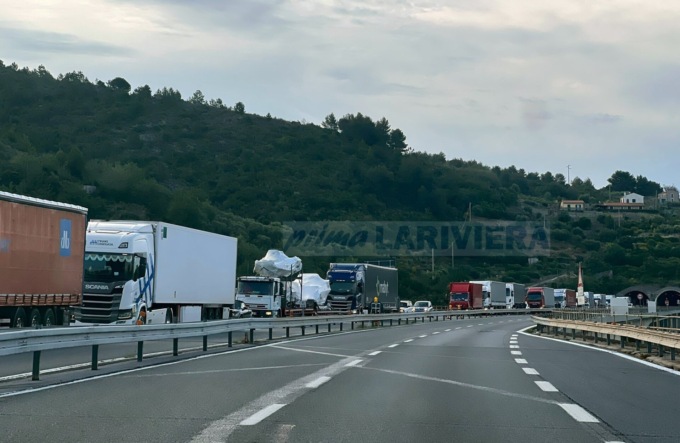 Traffico: oltre 3 chilometri di coda sull’A10 verso la Francia