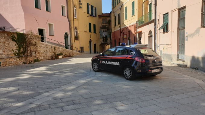 Arrestato con due etti di hashish nei pantaloni