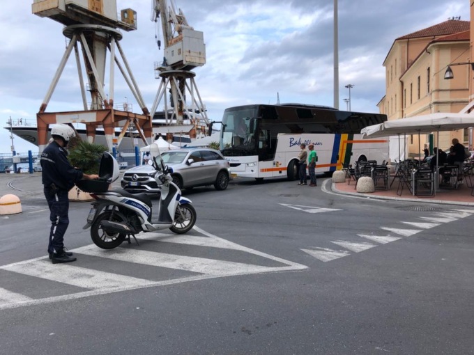 “Parcheggio artistico” blocca un bus per mezz’ora