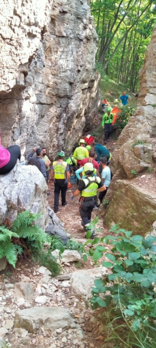 Sanremese precipita mentre scala una falesia