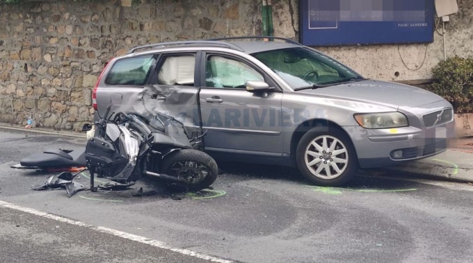 Scooter contro auto in fase di svolta: 50enne in elicottero al Santa Corona
