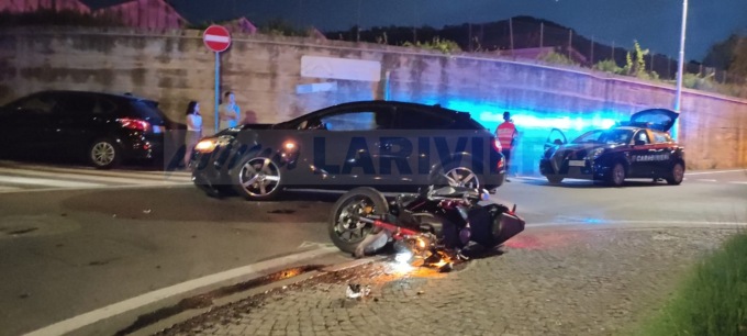 Imbocca rotatoria contromano con la moto e si schianta contro un’auto: grave 47enne