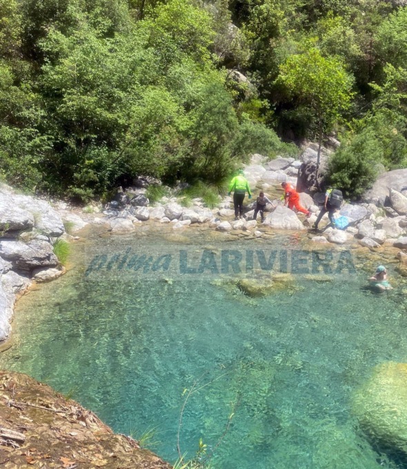 Tuffo dai laghetti a Rocchetta Nervina: 23enne si lussa una spalla