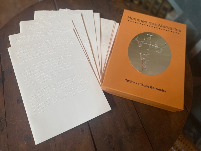 Alla Museo biclioteca Bicknell un libro in braille sulle incisioni rupestri