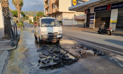 Esplode tubo sull'Aurelia a Sanremo