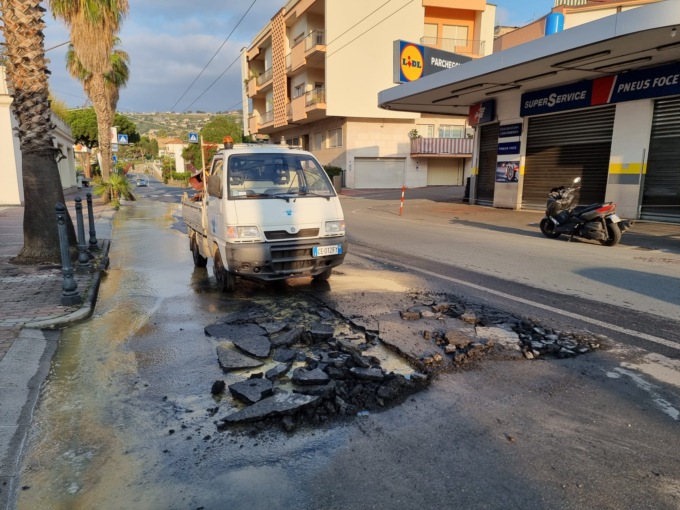 Esplode tubo sull’Aurelia a Sanremo