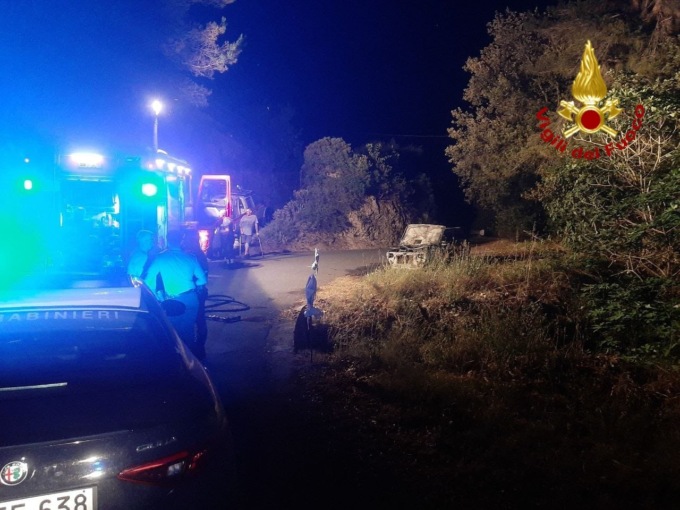 Brucia un’auto in strada degli Olandesi a Camporosso