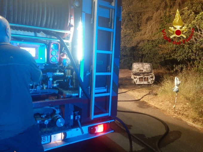 Auto bruciata a Camporosso, non esclusa l’ipotesi dell’attentato