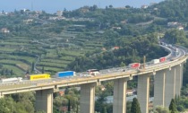 Schianto sull'A10 tra Arma e Sanremo: tre mezzi coinvolti e 6 feriti. Video