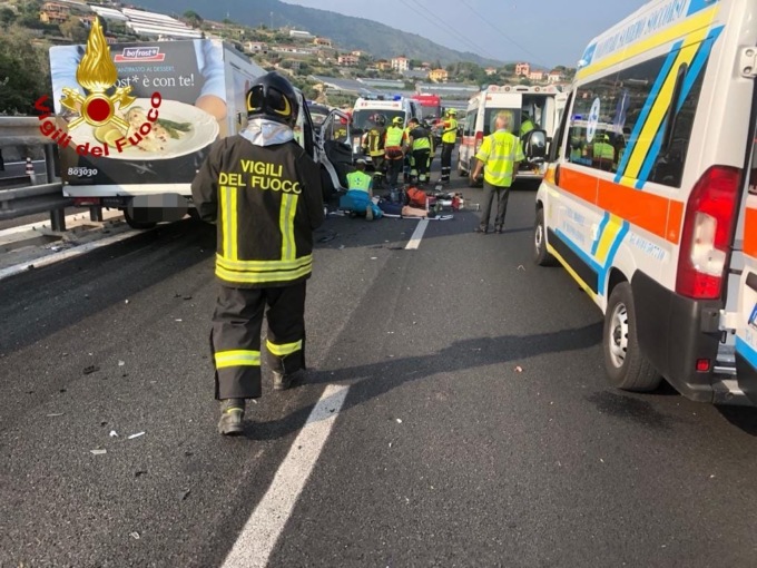 Frontale sull’A10: bilancio è di 6 feriti, un paziente in pericolo di vita