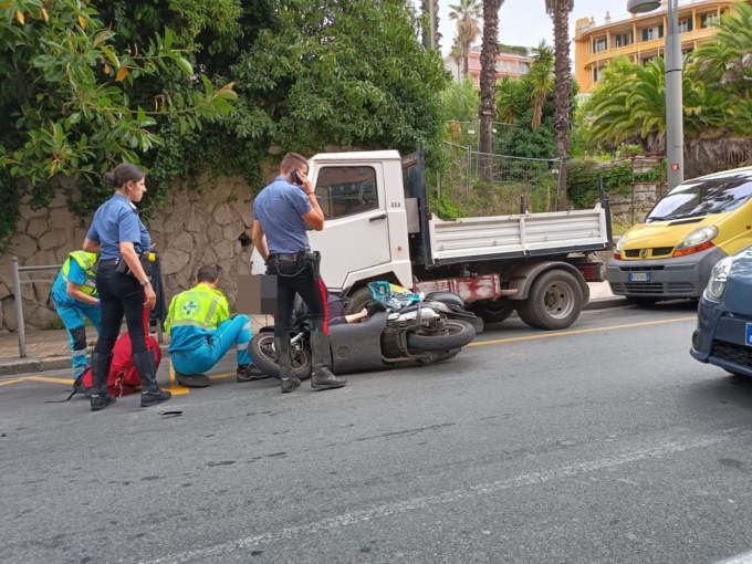 Schianto scooter e furgone a Sanremo: ferita una donna di 51 anni