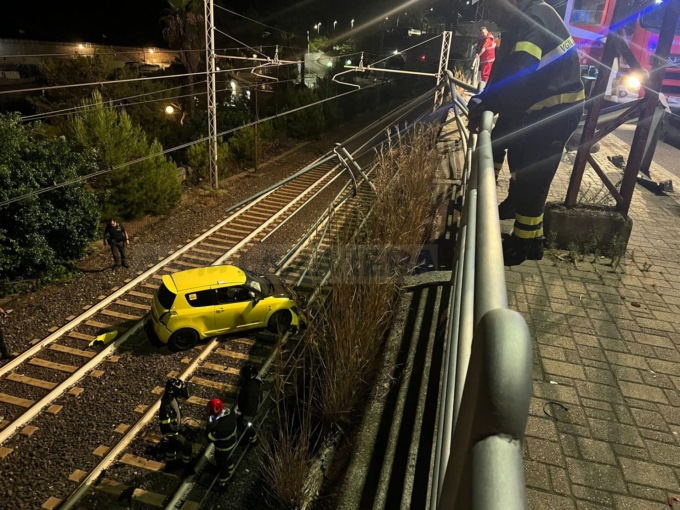 Giovane precipita con l’auto sulla ferrovia a Bordighera