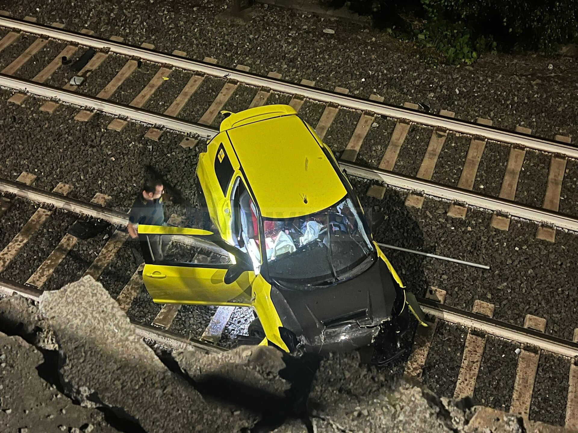 incidente stradale bordighera auto sui binari ferrovia_02