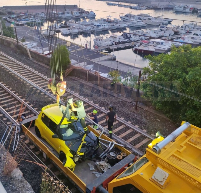 Auto sui binari: circolazione treni sospesa fino alle 6, cancellato intercity. Video