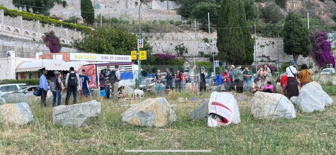 No border improvvisano sit in davanti alla frontiera di Ventimiglia