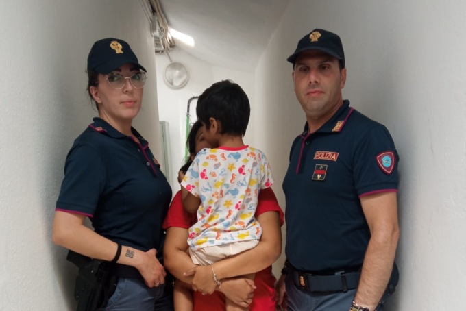 Bimbo di 3 anni, rimasto chiuso in casa da solo, salvato dalla polizia