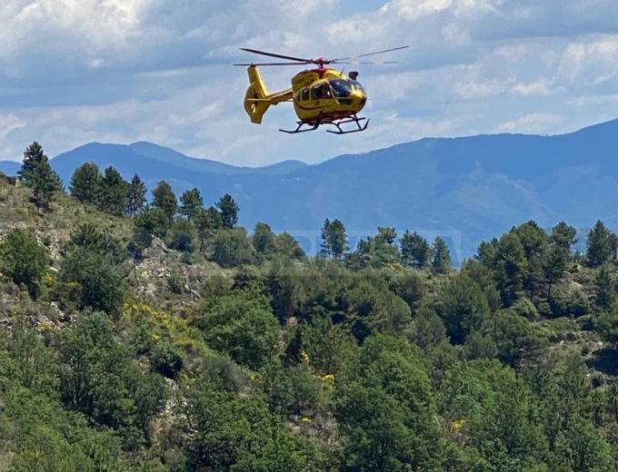 Donna cade in moto, trasportata al Santa Corona