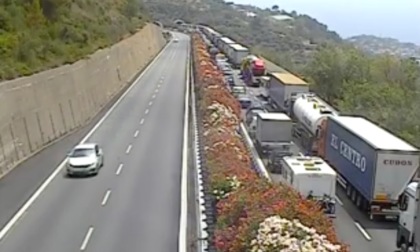 Tir fermo in un doppio senso dell'Autofiori: 12 km di coda verso l'Italia (5 verso la Francia)