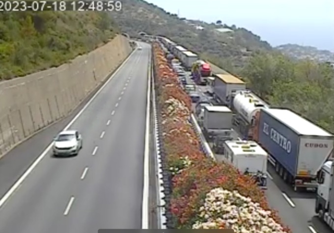 Tir fermo in un doppio senso dell’Autofiori: 12 km di coda verso l’Italia (5 verso la Francia)