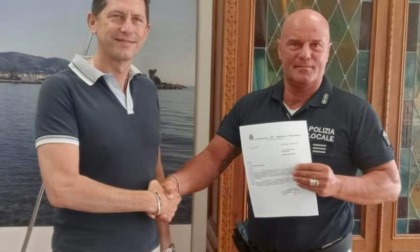 Salvano un anziano che stava soffocando. Sindaco premia due agenti della Municipale