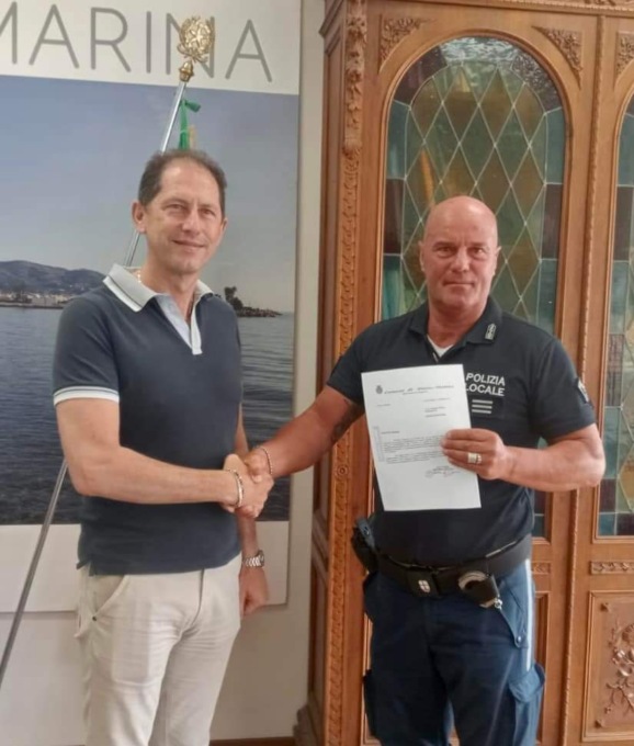 Salvano un anziano che stava soffocando. Sindaco premia due agenti della Municipale