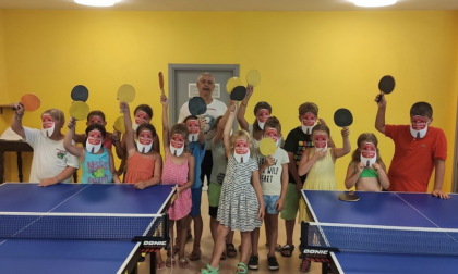 Lezione di ping pong per i bimbi dell'Almerini