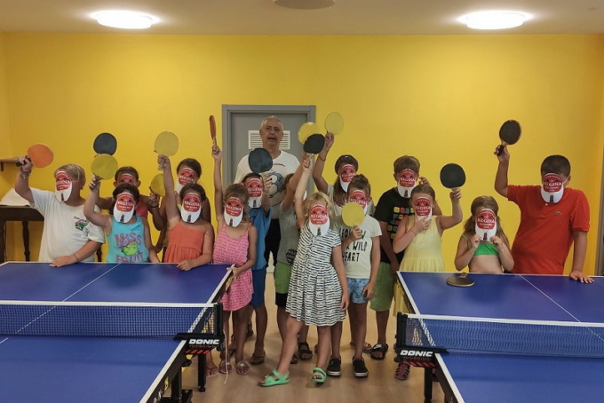 Lezione di ping pong per i bimbi dell’Almerini