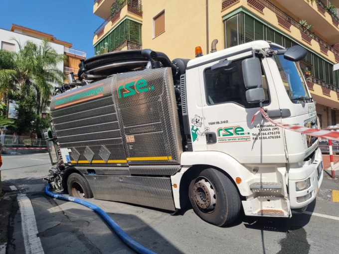 Camion sprofonda nell’asfalto