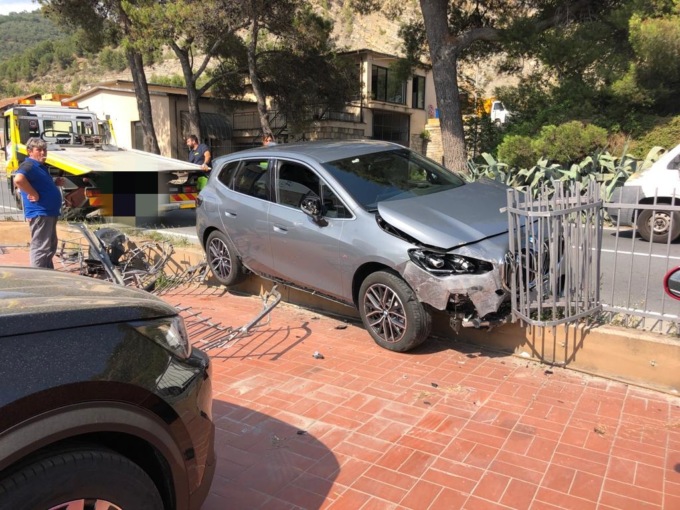 Auto si schianta contro concessionaria