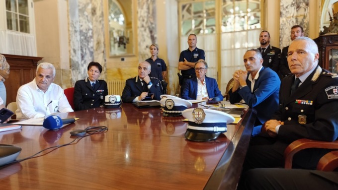 Maxi operazione anti abusivismo. Oltre 7mila pezzi sequestrati