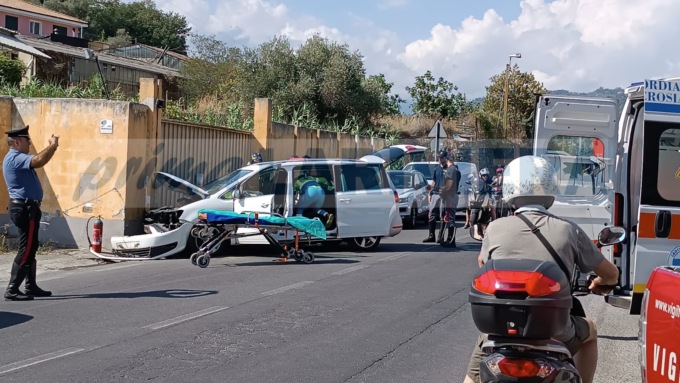 L’auto si schianta contro il muro, due turiste lituane ferite al volto