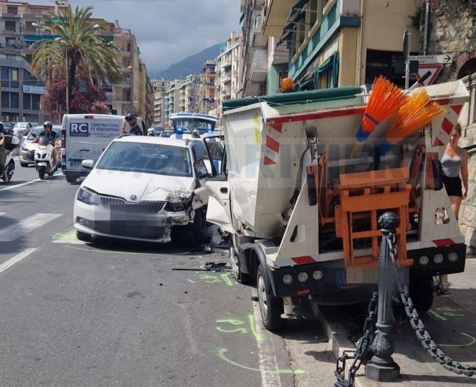 Frontale contromano a Sanremo: netturbino muore schiacciato durante il servizio