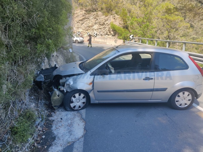 Un 64enne si schianta con l’auto contro la montagna in val Roya