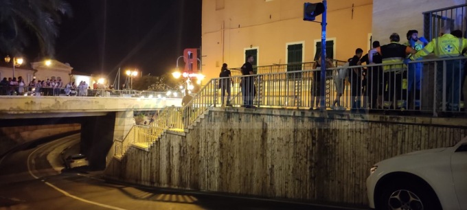 Picchia la fidanzata: giovane rischia prima il linciaggio, poi le botte del padre di lei