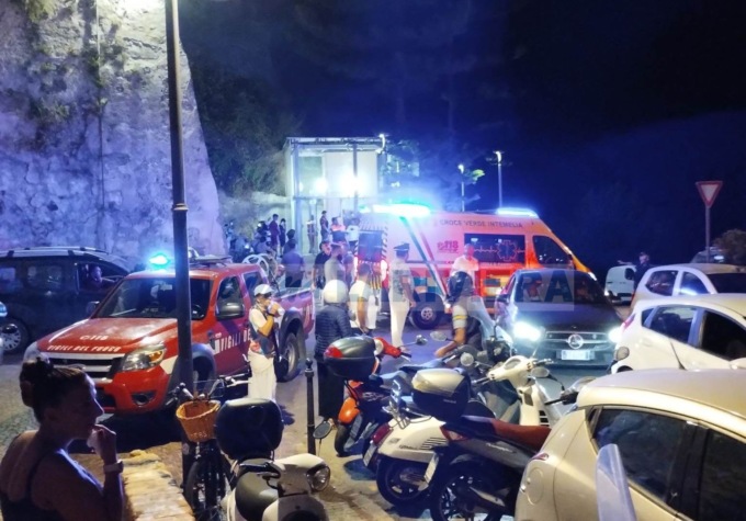 L’ascensore per il centro storico bloccato quasi un’ora con dentro le persone