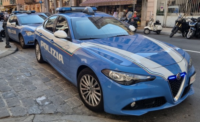 Rubano in un negozio e minacciano di morte la commessa