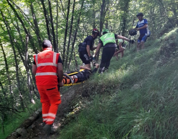 Ciclista sanremese di 55 anni cade e si frattura una caviglia