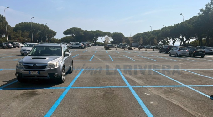 Strisce blu a Bordighera Alta. Il sindaco: “Non sono possibili tariffe differenziate”