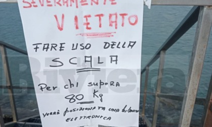 Cartello burla al mare: "Accesso vietato a chi pesa più di 80 kg"