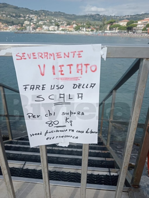Cartello burla al mare: “Accesso vietato a chi pesa più di 80 kg”
