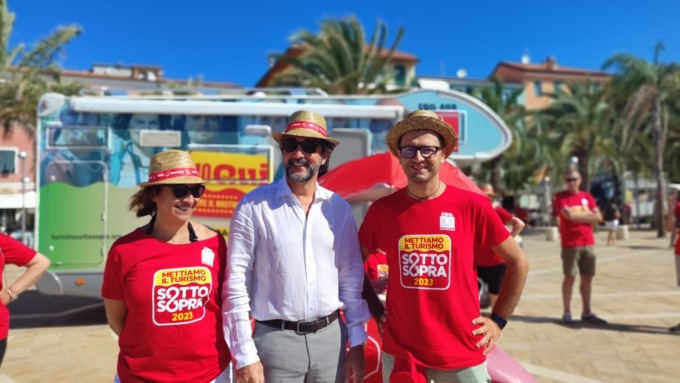 Il Camper dei diritti della Cgil in Piazza Chierotti per parlare di Turismo