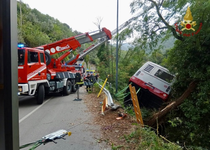 Le immagini dell’autobus precipitato nel fiume a Savona