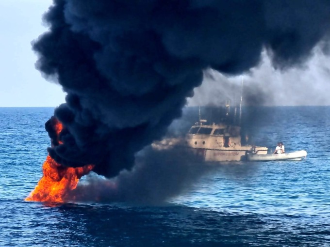 Barca in fiamme davanti a Porto Vecchio di Sanremo